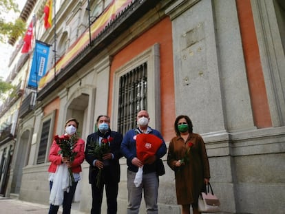 El portavoz socialista en el Ayuntamiento de Madrid, Pepu Hernández, en el lugar en el que se encontraba la placa en honor de Francisco Largo Caballero.