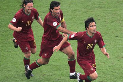 Deco echa a correr tras su gol  perseguido por Figo y Maniche.