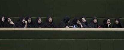 Un grupo de jóvenes estudiantes asiste a una sesión del Parlamento iraní.