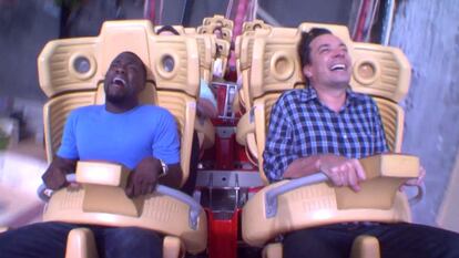 El cómico Kevin Heart y el presentador Jimmy Fallon, en la montaña rusa Hollywood Rip Ride Rockit de los estudios Universal en un vídeo que se emitió durante el programa 'The Tonight Show'.