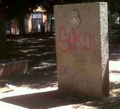 Pintada sobre el monolito en memoria de las víctimas del metro.