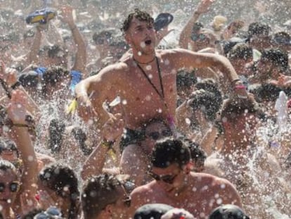 Decenas de miles de adolescentes convierten el Arenal Sound de Burriana en un hervidero de hormonas desatadas. “No es necesario que te guste la música para estar aquí”, de una de las jóvenes festivaleras