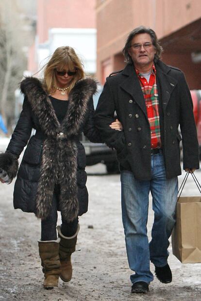 Otros fijos de Aspen son los Russell. Es habitual ver a Goldie Hawn con su marido Kurt y su hija Kate Hudson con sus mejores modelazos invernales. Esta temporada Goldie se ha superado con ese abrigo ribeteado en pelo...