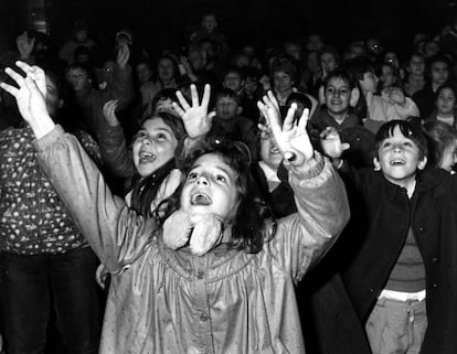 El 5 de enero de 1988 los Reyes Magos no llegaron en camello sino en helicóptero. Miles de niños no dejaban de mirar al cielo en la plaza de Felipe II de Madrid a la espera de que Melchor, Gaspar y Baltasar descendieran de las alturas. Los Reyes Magos lo hicieron en tres helicópteros de la Policía Nacional, con potentes reflectores que iluminaban las fachadas, un castillo de fuegos artificiales y juegos de luces. La espectacular llegada encendió los ánimos infantiles y la policía se las tuvo y se las deseó para poder contener a los entusiastas que querían llegar hasta los Reyes Magos. Veinticinco carrozas, bandas de música y hasta King Kong, hicieron las delicias de los presentes. Su afluencia fue mayor que la de años anteriores porque, por primera vez en años, la cabalgata no fue televisada, debido a que TVE consideraba que se había convertido en un escaparate publicitario.