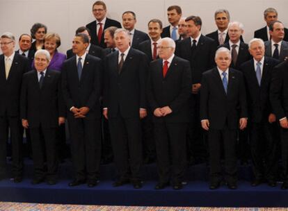 Los dirigentes de la UE y el presidente de EE UU, en la foto de familia de la cumbre informal en Praga.