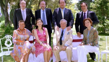 David Álvarez, sentado junto a sus hijas María José, Marta y Elvira. De pie y de izquierda a derecha, Emilio, Juan David, Pablo y Juan Carlos, en la última foto de familia en 2005.