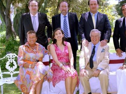 David &Aacute;lvarez, sentado junto a sus hijas Mar&iacute;a Jos&eacute;, Marta y Elvira. De pie y de izquierda a derecha, Emilio, Juan David, Pablo y Juan Carlos, en la &uacute;ltima foto de familia en 2005.