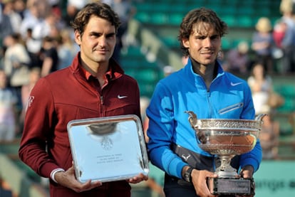 Federer y Nadal posan con los trofeos tras la disputa del último Roland Garros.