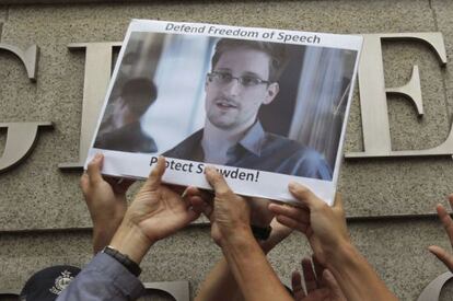 Un grupo de personas recuerda a Snowden frente a la NSA.