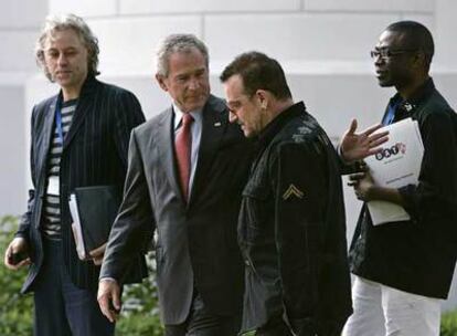 De izquierda a derecha, el músico Bob Geldof; George W. Bush; el líder del grupo U2, Bono, y el cantante Youssou N&#39;Dour, ayer en Heiligendamm.