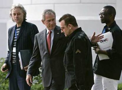De izquierda a derecha, el músico Bob Geldof; George W. Bush; el líder del grupo U2, Bono, y el cantante Youssou N'Dour, ayer en Heiligendamm.