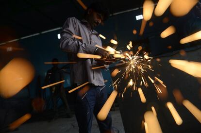 Un hombre corta metal en una fbrica a las afueras de Siliguri (india).