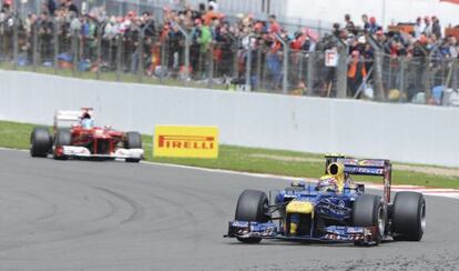 Webber adelanta a Alonso a cuatro vueltas del final.
