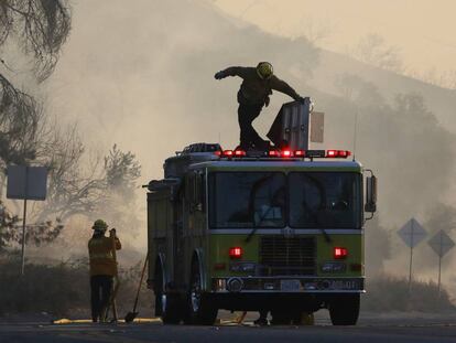 Bomberos trabajando en el incendo cerca de Santa Clarita, California.