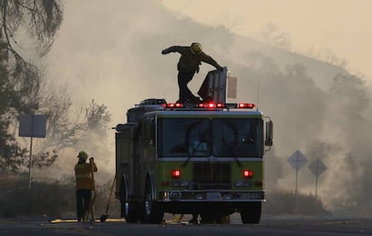 Bomberos trabajando en el incendo cerca de Santa Clarita, California.