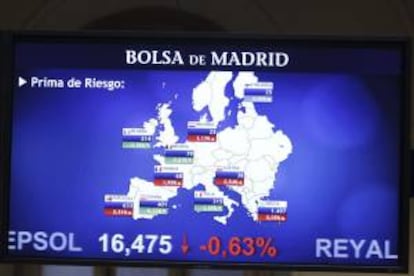 Pantalla de la Bolsa de Madrid con el mapa de la prima de riesgo de los pases europeos. EFE/Archivo