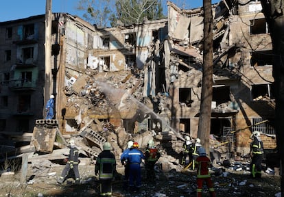 El edificio destruido por un misil ruso en Kiev este lunes.