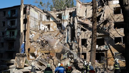 Los servicios de emergencia trabajan en el edificio destruido por un misil ruso en Kiev este lunes.