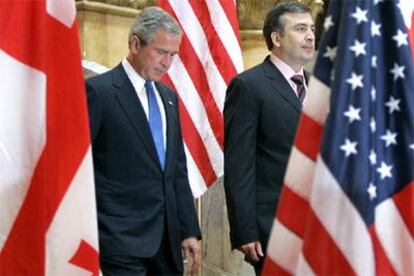 George W. Bush, junto a Mijail Saakashvili, después de su reunión en Tbilisi.