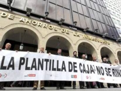 Trabajadores de Caja3 protestan ante la sede de Caja Inmaculada. EFE/Archivo
