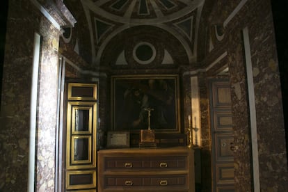Oratorio de Felipe II, desde donde escuchaba los oficios y se retiraba a meditar.
