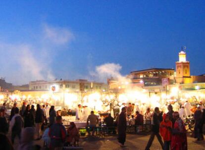 La Plaza Yamaa el Fna, aunténtico corazón de Marrakech, al anochecer