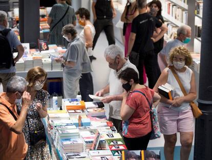 Interior de la llibreria Ona el dia del Sant Jordi d'estiu.