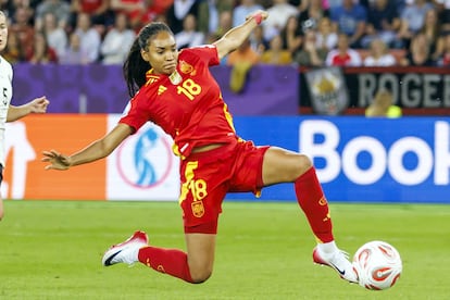 La jugadora española Salma Paralluelo intenta llegar a un balón.