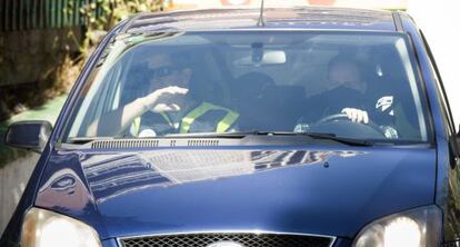 La Policía en una reconstrucción de los hechos en presencia del presunto pederasta.