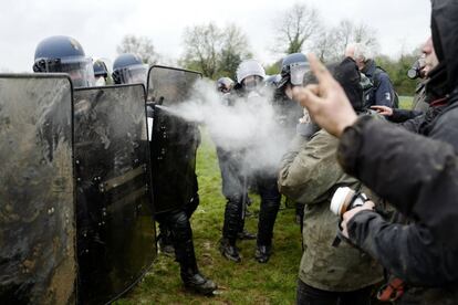 Enfrentamientos entre policía y activistas en Notre Dame des Landes (Francia).