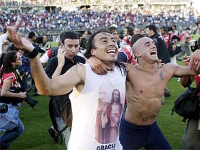 Juan Jose Serrizuela (izq.) yLeonel Rios, jugarores del Independiente, celebran la victoria y el campeonato.
