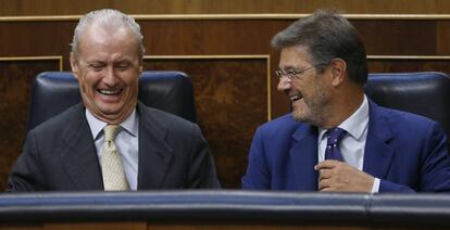Los ministros de Defensa y Justicia en funciones, Pedro Morenés (i) y Rafael Catalá, este viernes en el Congreso.