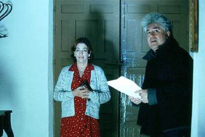 Pedro Almodóvar y Carmen Maura, durante el rodaje de la película <i>Volver, </i><b>que hoy se exhibe en el Festival de Cannes.</b>