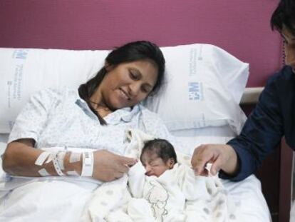 Nelvi Maritza Cholca y Luis Fernandes posan con su hija Aitana en el Hospital Fundacion de Alcorcón.