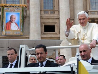 Paolo Gabriele (sentado en el centro), exmayordomo del papa Benedicto XVI, en una imagen del 4 de mayo.