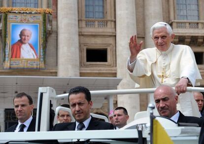 Paolo Gabriele (sentado en el centro), exmayordomo del papa Benedicto XVI, en una imagen del 4 de mayo.