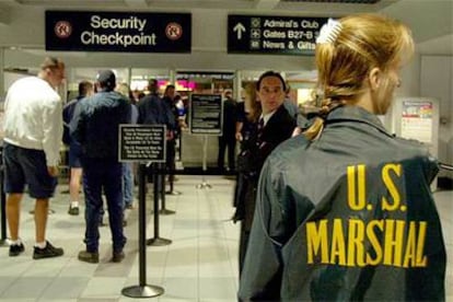 Una agente de policía estadounidense vigila una zona del aeropuerto de Logan, en Boston.