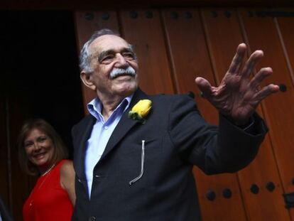 Gabriel García Márquez speaks to reporters outside his home in Mexico City on his birthday March 6, 2014.