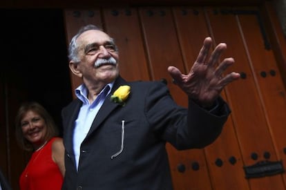 Gabriel Garcia Marquez saluda a los periodistas el d&iacute;a de su cumplea&ntilde;os el pasado marzo. 