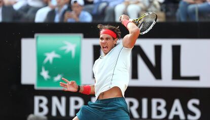 Nadal devuelve una pelota a Federer en la final del Master 1000 de Roma 2013.