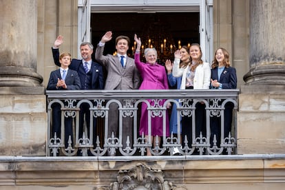 La reina Margarita de Dinamarca saluda junto a sus familiares, entre ellos, el príncipe heredero Federico (segundo desde la izquierda), en el palacio de Amalienborg en Copenhague, el 15 de octubre pasado. 
