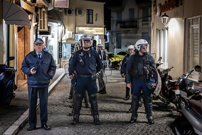 Unos policías vigilan el paso de una manifestación en la ciudad de Mitilene, en la isla griega de Lesbos, el 17 de noviembre de 2023.