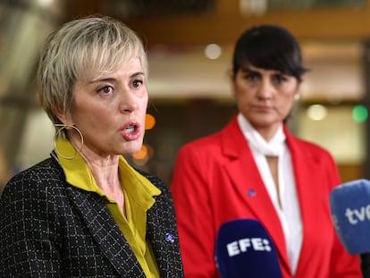 Brussels (Belgium), 05/12/2023.- Spain's Secretary of State for Digitalization Carme Artigas Brugal (L) speaks to the media next to Spain's Secretary of State for Telecommunications and Digital Infrastructures Maria Gonzalez Veracruz at the start of the EU Telecommunications Council in Brussels, Belgium, 05 December 2023. The ministers will discuss a general approach on measures to reduce the cost of deploying gigabit electronic communications networks, aiming to lower the unnecessarily high costs of the electronic communication infrastructure deployment. (Bélgica, España, Bruselas) EFE/EPA/OLIVIER HOSLET
