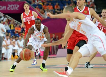 Serge Ibaka le pasa la pelota a Sergio Rodríguez.