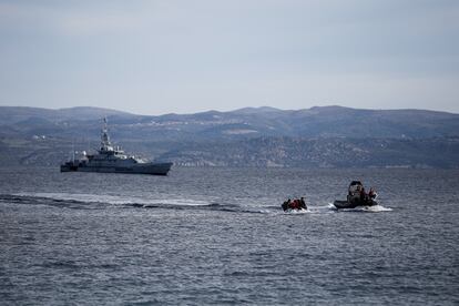 Una barca de goma con migrantes a bordo intenta alcanzar la costa europea en Lesbos (Grecia), el 28 de febrero de 2020. REUTERS/Costas Baltas