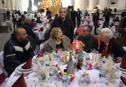 Manuela Carmena y el padre Ángel con algunos de los comensales en una de las mesas.