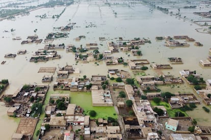 This aerial view shows a flooded residential area in Dera Allah Yar town after heavy monsoon rains in Jaffarabad district, Balochistan province on August 30, 2022. - Aid efforts ramped up across flooded Pakistan on August 30 to help tens of millions of people affected by relentless monsoon rains that have submerged a third of the country and claimed more than 1,100 lives. (Photo by Fida HUSSAIN / AFP)