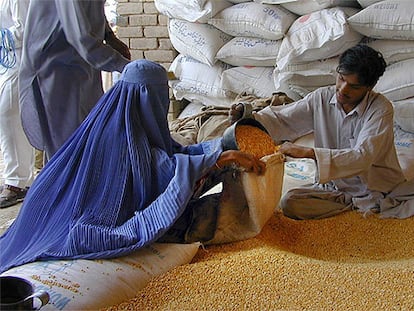 Refugiados afganos reciben raciones de cereales gracias al Programa de Alimentación Mundial de la ONU.