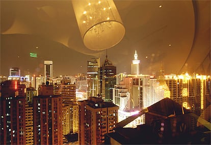 Shenzhen alberga muchos de los rascacielos de China, como muestra esta vista de la ciudad desde la terraza acristalada de un hotel.