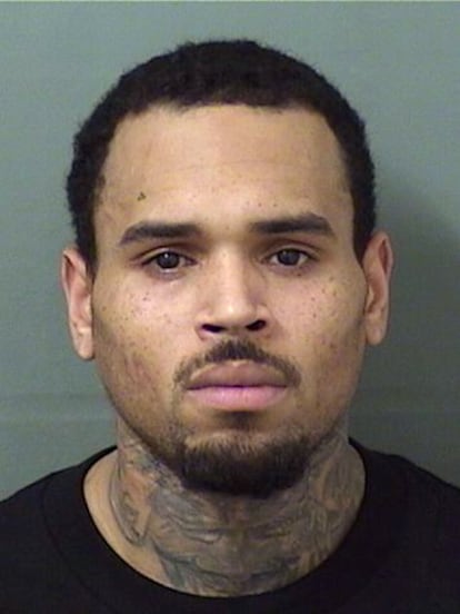  Chris Brown es un caso aparte. Aunque la ficha policial es de julio de 2018, cuando fue a detenido durante un concierto por golpear a un hombre que lo fotografió sin permiso, el cantante ha estado a disposición policial en otras ocasiones. Dos mujeres, una en 2019 y otra en 2022, lo han acusado de violación y abuso de poder. Además, en 2009, se declaró culpable de golpear a su exnovia, la cantante Rihanna, cuya foto con el rostro destrozado dio la vuelta al mundo. Solo por ello, tuvo que cumplir una condena de cinco años de libertad provisional y asistir a clases de violencia de género.